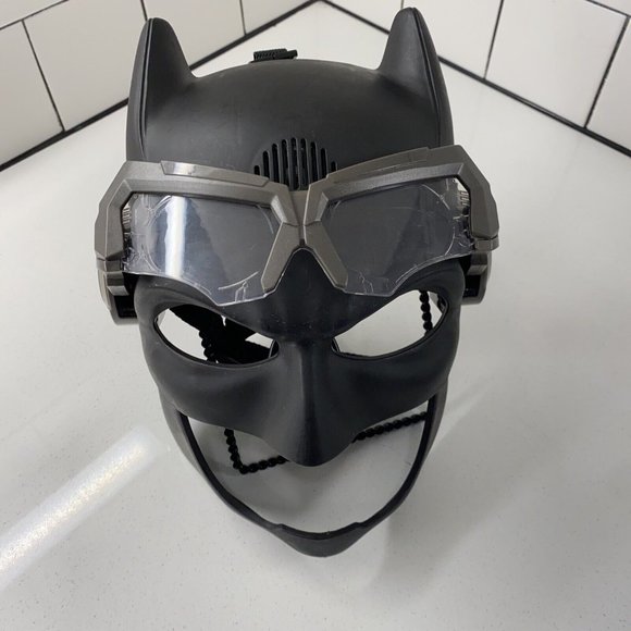 2017 DC Comics Batman Talking Voice Changer Mask with Lights and Sounds - Picture 5 of 10